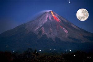 1200px-Merapi_Indoesia